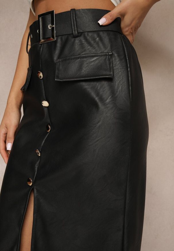 Renee - Czarna Spódnica Ołówkowa High Waist z Imitacji Skóry Ozdobiona Paskiem Norinka. Okazja: do pracy, na randkę. Stan: podwyższony. Kolor: czarny. Materiał: skóra. Wzór: aplikacja. Styl: klasyczny, elegancki
