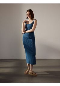 Reserved - Jeansowa sukienka midi na ramiączkach - niebieski. Kolor: niebieski. Materiał: jeans. Długość rękawa: na ramiączkach. Typ sukienki: proste. Długość: midi