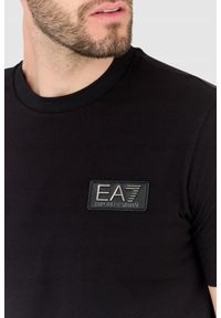 EA7 Emporio Armani - EA7 Czarny męski t-shirt z naszywką z logo, Rozmiar XL. Kolor: czarny. Wzór: aplikacja #7