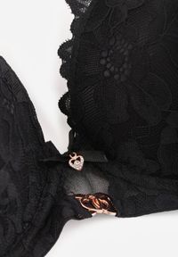 Renee - Czarny Koronkowy Biustonosz Ozdobiony Metaliczną Aplikacją Mirzedi. Kolor: czarny. Materiał: koronka. Rodzaj stanika: odpinane ramiączka. Wzór: aplikacja #3
