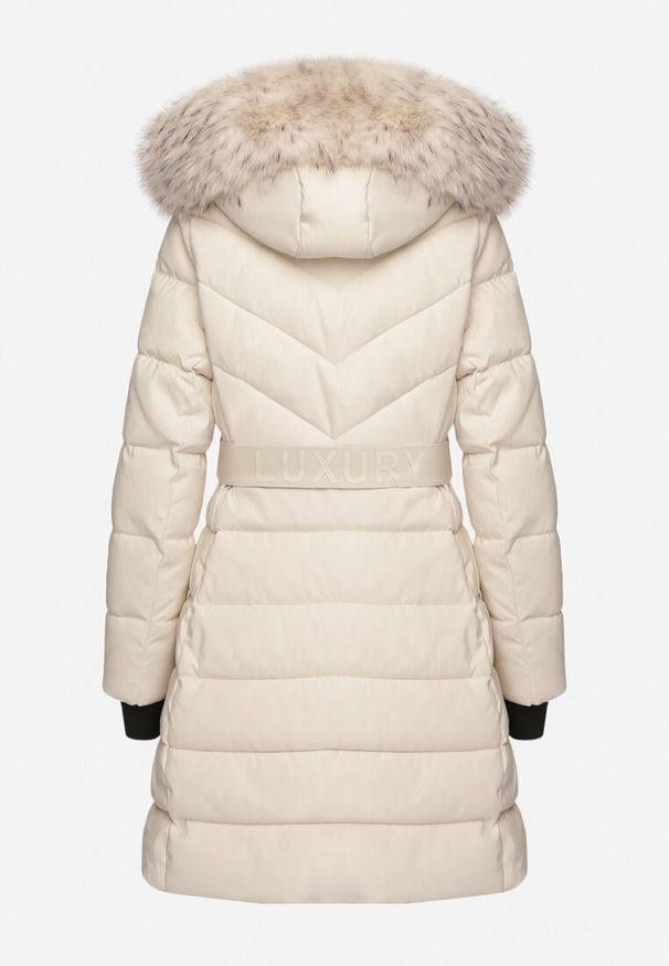 Born2be - Jasnobeżowa Kurtka Pikowana z Dwustronnym Suwakiem Kapturem z Futrem i Elastycznym Paskiem Moonrose. Okazja: na spacer, na co dzień. Kolor: beżowy. Materiał: futro. Styl: casual, elegancki
