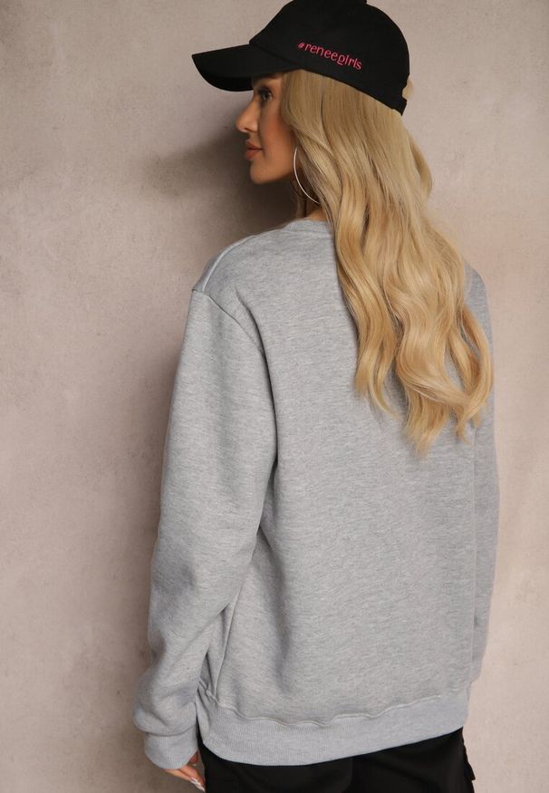 Renee - Szara Bluza z Bawełną i Polarem Ozdobiona Haftowanym Napisem Radela. Kolor: szary. Materiał: polar, bawełna. Długość rękawa: długi rękaw. Długość: długie. Wzór: napisy, aplikacja, haft. Styl: klasyczny, elegancki