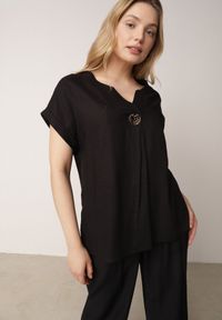 Born2be - Czarna Nietoperzowa Bluzka z Krótkim Rękawem z Lnem i Wiskozą Isirtila. Okazja: do pracy, na co dzień. Kolor: czarny. Materiał: wiskoza, len. Długość rękawa: krótki rękaw. Długość: krótkie. Sezon: lato. Styl: elegancki, klasyczny, casual #4
