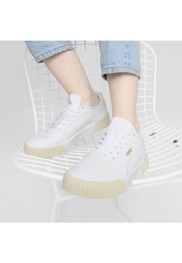 Puma - Damskie sneakersy Carina 2.0 PUMA White Gold Alpine Snow. Okazja: na plażę. Kolor: biały, wielokolorowy, żółty. Sezon: lato. Sport: turystyka piesza, tenis