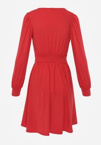 Renee - Czerwona Sukienka Kopertowa Taliowana Hosidius. Okazja: na co dzień, na imprezę. Kolor: czerwony. Materiał: wiskoza. Typ sukienki: kopertowe. Styl: casual, elegancki. Długość: midi #8