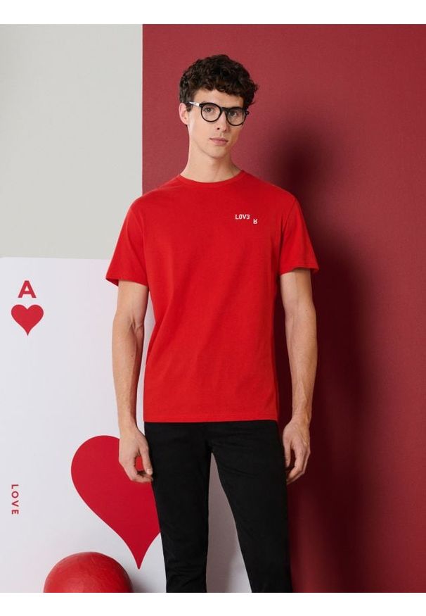 Sinsay - Bawełniana koszulka z krótkim rękawem - czerwony. Kolor: czerwony. Materiał: bawełna. Długość rękawa: krótki rękaw. Długość: krótkie