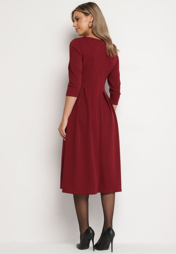 Born2be - Bordowa Rozkloszowana Sukienka Ozdobiona Przeszyciami Reamira. Okazja: na co dzień. Typ kołnierza: dekolt w łódkę. Kolor: czerwony. Wzór: aplikacja. Styl: casual, elegancki