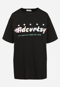 Born2be - Czarny Oversizowy T-shirt z Napisem z Przodu i Gwiazdami na Plecach Ilanlith. Okazja: na co dzień. Kolor: czarny. Materiał: jeans. Wzór: napisy. Sezon: wiosna. Styl: klasyczny, casual