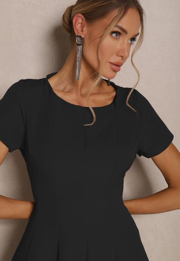 Renee - Czarna Sukienka o Rozkloszowanym Kroju na Krótki Rękaw Zdobiona Przeszyciami Mepiza. Okazja: na randkę. Kolor: czarny. Długość rękawa: krótki rękaw. Wzór: aplikacja. Typ sukienki: rozkloszowane. Styl: elegancki