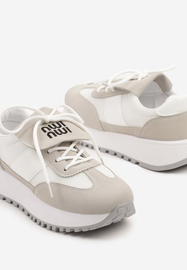 Renee - Biało-Beżowe Sneakersy na Platformie z Geometrycznym Wzorem Aluina. Okazja: na co dzień. Kolor: biały. Materiał: jeans. Wzór: geometria. Obcas: na platformie
