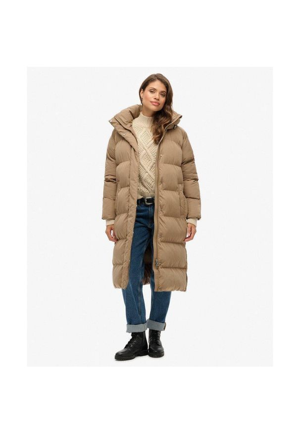 Damska długa kurtka z kapturem Superdry. Typ kołnierza: kaptur. Kolor: brązowy. Materiał: puch. Długość: długie