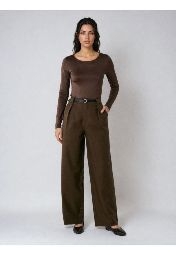 Sinsay - Spodnie wide leg z paskiem - brązowy. Kolor: brązowy