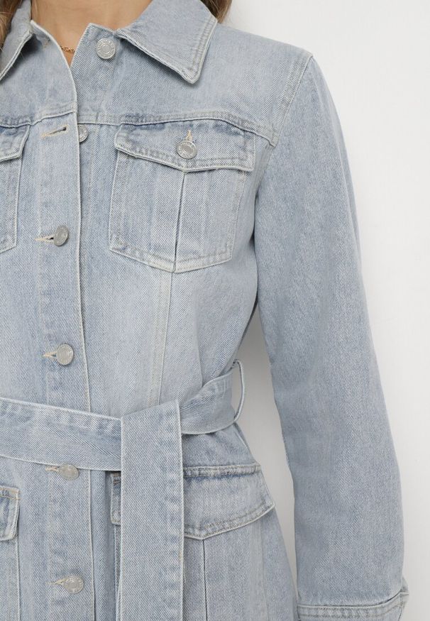 Born2be - Jasnoniebieska Koszulowa Sukienka Jeansowa z Bawełny z Kieszeniami i Materiałowym Paskiem Udettia. Kolor: niebieski. Materiał: jeans, materiał, bawełna. Typ sukienki: koszulowe