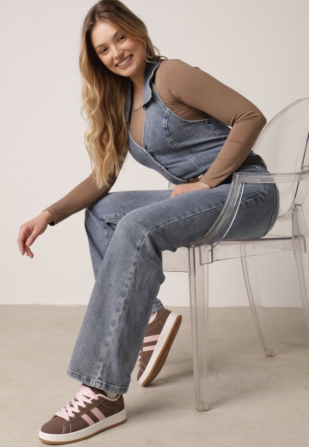 Born2be - Niebieski Jeansowy Kombinezon z Bawełny z Odkrytymi Plecami i Kołnierzykiem Edaviael. Okazja: na co dzień. Kolor: niebieski. Materiał: bawełna, jeans. Styl: casual, klasyczny