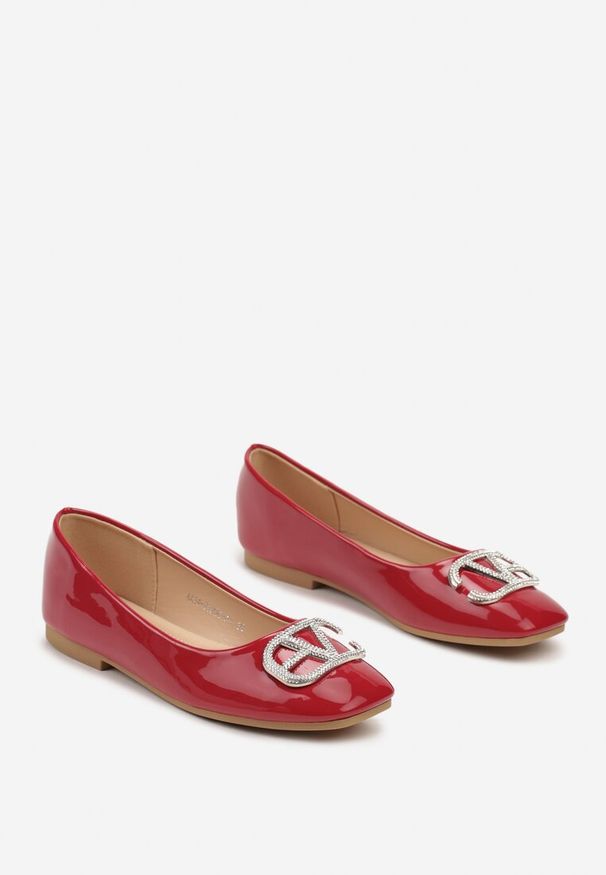 Renee - Czerwone Balerinki Lakierowane na Płaskiej Podeszwie z Aplikacją z Cyrkonii Mariselina. Okazja: na co dzień. Kolor: czerwony. Materiał: lakier. Wzór: aplikacja. Obcas: na płaskiej podeszwie. Styl: casual, elegancki, klasyczny