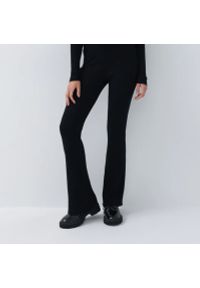 House - Elastyczne spodnie w prążki - Czarny. Kolor: czarny. Wzór: prążki #1
