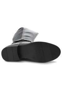 Czarne Kozaki Filippo Modne Buty Damskie. Okazja: na co dzień. Zapięcie: pasek. Kolor: czarny. Szerokość cholewki: normalna. Wzór: aplikacja. Materiał: materiał. Obcas: na obcasie. Styl: klasyczny, casual, elegancki. Wysokość obcasa: niski #3