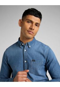 Lee - LEE BUTTON DOWN MĘSKA KOSZULA JEANSOWA TIDE BLUE L880CUQK 112322534. Typ kołnierza: button down. Materiał: jeans