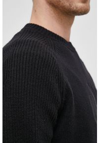 Calvin Klein Jeans Sweter z domieszką wełny męski kolor czarny. Kolor: czarny. Materiał: wełna. Długość rękawa: raglanowy rękaw. Wzór: aplikacja