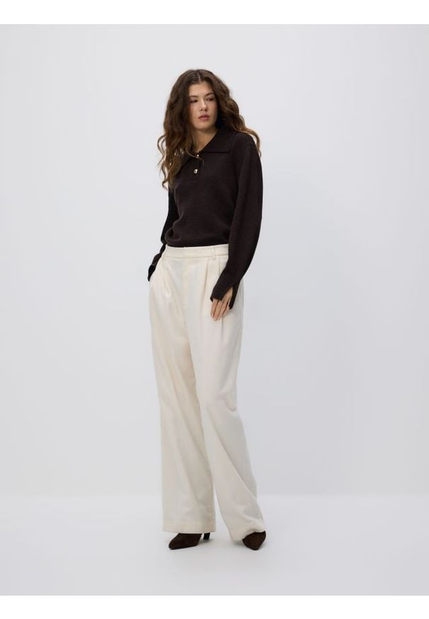 Reserved - Wełniany sweter z kołnierzem - ciemnobrązowy. Kolor: brązowy. Materiał: wełna