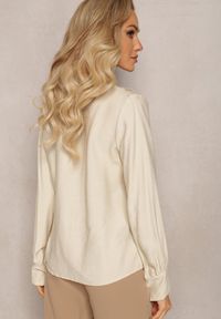 Renee - Jasnobeżowa Bluzka z Bufiastymi Rękawami i Trójkątnym Dekoltem Hilko. Okazja: na co dzień. Kolor: beżowy. Materiał: wiskoza. Styl: elegancki, casual #4