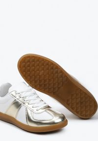 Born2be - Złoto-Białe Sneakersy w Stylu Klasycznych Tenisówek Filtris. Nosek buta: okrągły. Zapięcie: sznurówki. Kolor: złoty. Materiał: materiał. Obcas: na obcasie. Wysokość obcasa: niski #3