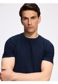 Reserved - Strukturalny t-shirt slim - granatowy. Kolor: niebieski. Materiał: bawełna, dzianina #1