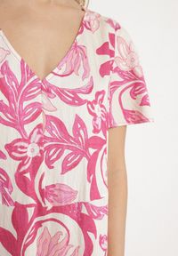 Born2be - Różowa Pudełkowa Sukienka z Wiskozy w Kwiaty z Dekoltem w Serek Inisara. Okazja: na co dzień. Typ kołnierza: dekolt w serek. Kolor: różowy. Materiał: wiskoza. Długość rękawa: krótki rękaw. Wzór: kwiaty. Styl: klasyczny, casual, elegancki #7