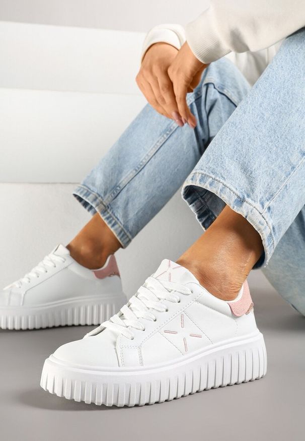 Renee - Biało-Różowe Sneakersy na Platformie z Tłoczeniem i Brokatową Wstawką Nuselin. Okazja: na co dzień. Kolor: biały. Materiał: jeans, skóra. Obcas: na platformie