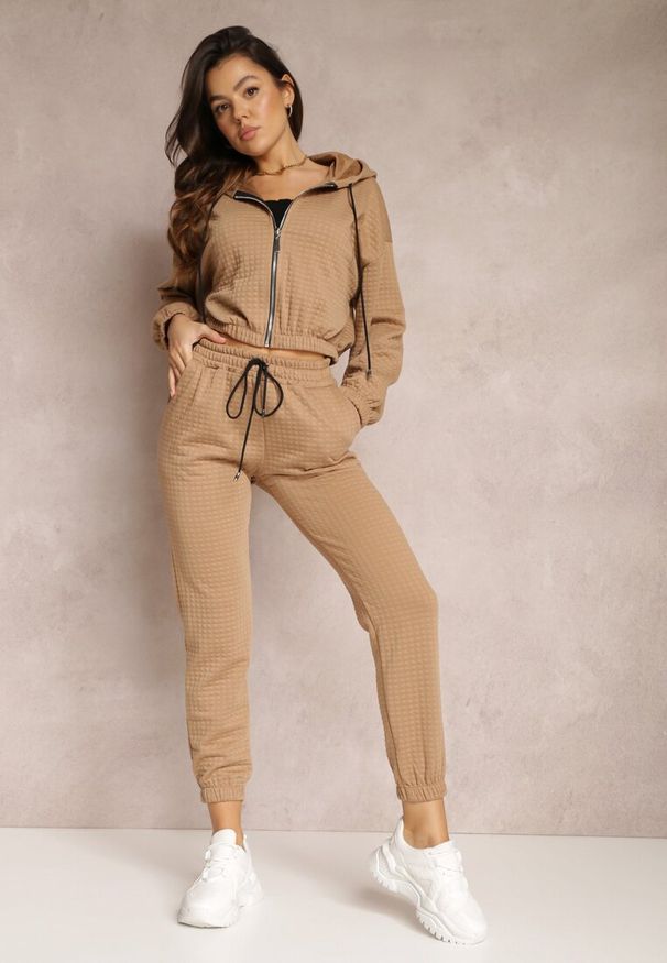 Renee - Ciemnobeżowe Spodnie Dresowe z Tłoczeniem Alase. Okazja: na spacer, na co dzień, na spotkanie biznesowe. Kolor: beżowy. Materiał: dresówka. Styl: casual, klasyczny, biznesowy