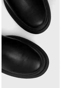 Buffalo - Kozaki Sofia. Nosek buta: okrągły. Kolor: czarny. Szerokość cholewki: normalna. Obcas: na platformie #3