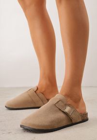 Born2be - Ciemnobeżowe Klapki Typu Chodaki na Korkowej Podeszwie Andrena. Okazja: na co dzień. Kolor: beżowy. Materiał: jeans, len. Styl: klasyczny, casual #1