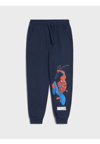 Sinsay - Spodnie dresowe Marvel - granatowy. Kolor: niebieski. Materiał: dresówka. Wzór: motyw z bajki