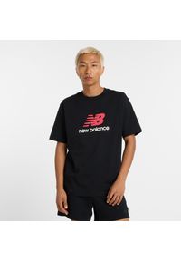 Koszulka męska New Balance MT51500BK – czarna. Kolor: czarny. Materiał: dresówka, bawełna. Wzór: aplikacja, napisy