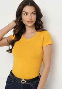 Born2be - Żółty T-shirt Nysalphia. Kolor: żółty. Materiał: bawełna, dzianina, elastan. Długość rękawa: krótki rękaw. Długość: krótkie. Styl: klasyczny