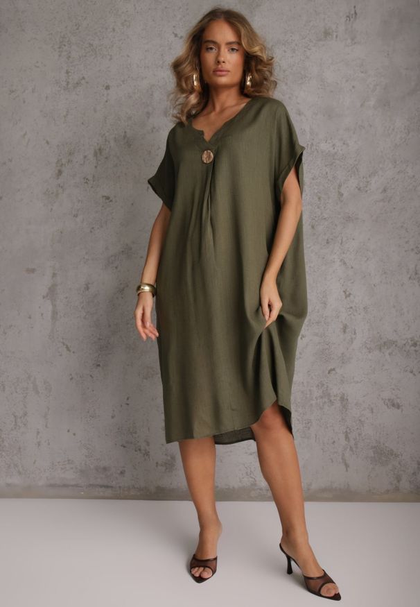 Renee - Zielona Sukienka o Pudełkowym Kroju z Lnem i Wiskozą Zdobiona Guzikiem Mezynore. Kolekcja: plus size. Kolor: zielony. Materiał: len, wiskoza. Wzór: aplikacja. Typ sukienki: dla puszystych. Styl: wakacyjny, boho