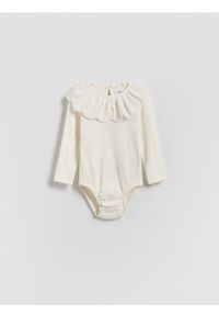 Reserved - Body z kołnierzykiem - złamana biel. Materiał: dzianina, bawełna