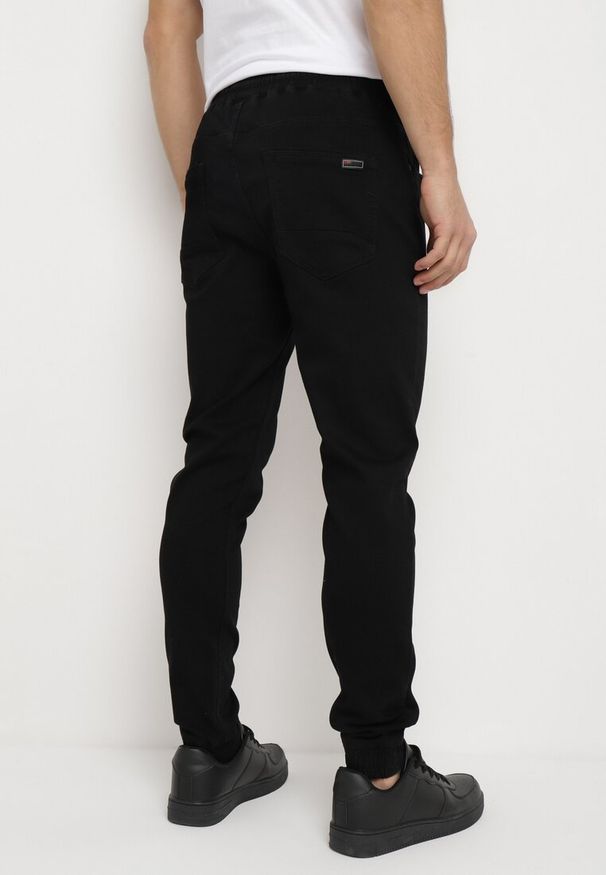 Born2be - Czarne Jeansy Joggery ze Ściągaczami i Sznurkiem w Pasie Winara. Okazja: na co dzień. Kolor: czarny. Styl: casual