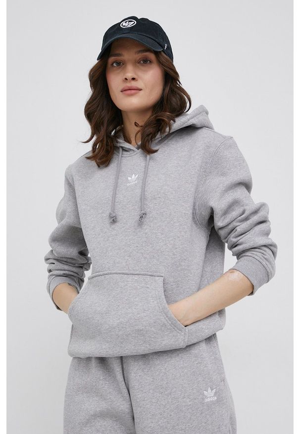 adidas Originals Bluza Adicolor HF7504 damska kolor szary z kapturem melanżowa. Okazja: na co dzień. Typ kołnierza: kaptur. Kolor: szary. Materiał: bawełna. Długość rękawa: długi rękaw. Długość: długie. Wzór: melanż. Styl: casual