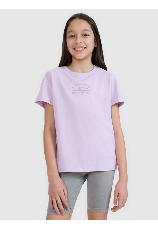 4f - 4F T-shirt regular z nadrukiem dziewczęcy - fioletowy 140 (9-10 lat). Okazja: na co dzień, na plażę. Kolor: fioletowy. Materiał: jersey, bawełna, materiał. Długość rękawa: krótki rękaw. Długość: krótkie. Wzór: nadruk. Sezon: lato. Styl: casual, klasyczny, sportowy