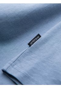 Ombre Clothing - Klasyczna męska bawełniana koszulka z dekoltem w serek BASIC – niebieska V20. Typ kołnierza: dekolt w serek. Kolor: niebieski. Materiał: bawełna. Wzór: ze splotem, jednolity. Styl: klasyczny #6