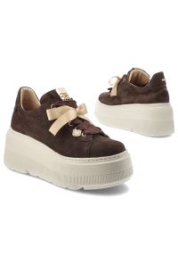 Sneakersy damskie Karino, cholewka ze skóry naturalnej welurowej platformowa podeszwa dekoracyjne wiązanie stabilna konstrukcja zapewniająca komfort. Okazja: na co dzień. Zapięcie: sznurówki. Kolor: brązowy. Materiał: skóra, welur. Szerokość cholewki: normalna. Obcas: na platformie. Styl: casual, elegancki #9