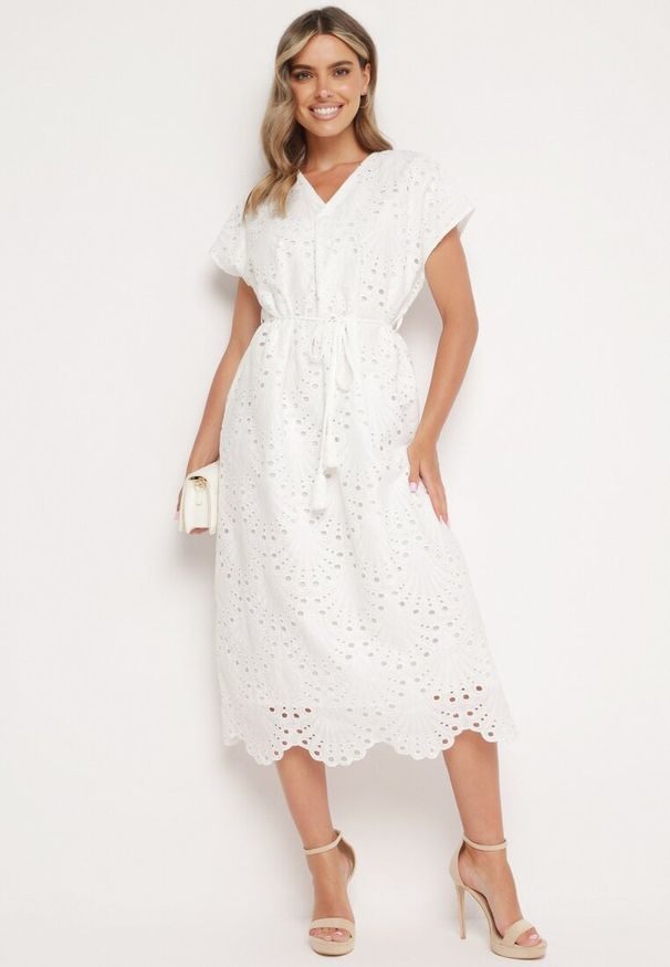 Born2be - Biała Sukienka z Bawełny Zdobiona Haftem z Krótkim Rękawem i Materiałowym Paskiem Dimisha. Okazja: na co dzień. Kolor: biały. Materiał: materiał, bawełna. Długość rękawa: krótki rękaw. Wzór: aplikacja, haft. Typ sukienki: proste, dopasowane. Styl: casual