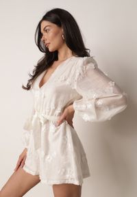 Born2be - Beżowy Kopertowy Kombinezon z Tencelu Ozdobiony Kwiatkami 3D i Cekinami Adralila. Okazja: na co dzień. Kolor: beżowy. Materiał: materiał, poliester. Wzór: aplikacja, kwiaty. Styl: elegancki, klasyczny, casual #3