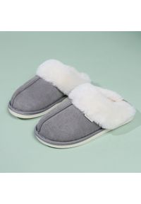 Intica - Kapcie domowe ocieplane z miękką wyściółką Shalanda. Okazja: do domu. Kolor: szary. Materiał: materiał. Styl: elegancki, casual