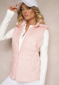 Renee - Różowa Pikowana Kamizelka z Odpinanym Kapturem Falidi. Okazja: na co dzień, na spacer. Typ kołnierza: kaptur. Kolor: różowy. Materiał: jeans. Styl: elegancki, casual #4