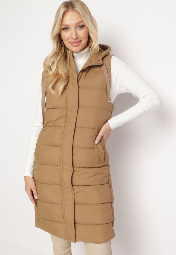 Born2be - Beżowa Długa Pikowana Kamizelka Zapinana na Napy i Suwak Ishtar. Kolor: beżowy. Długość: długie