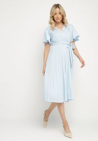 Born2be - Jasnoniebieska Sukienka Plisowana z Dekoltem w V z Paskiem w Talii Zolseki. Okazja: na co dzień. Kolor: niebieski. Styl: casual, klasyczny #1