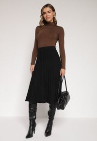 Born2be - Czarna Rozkloszowana Plisowana Spódnica Dzianinowa Tussana. Okazja: na co dzień. Stan: podwyższony. Kolor: czarny. Materiał: dzianina. Styl: casual #6