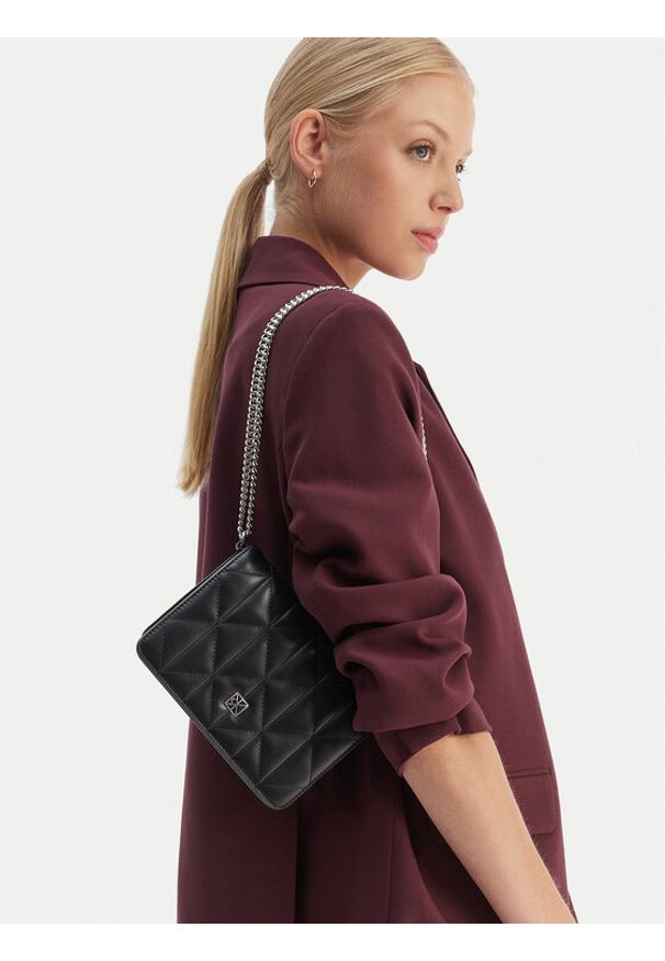Calvin Klein Torebka Quilted Mini Chain Bag LV04F3321G Czarny. Kolor: czarny. Materiał: skórzane